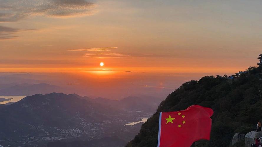 游客夜登泰山看日出,游客夜登泰山看日出遭恶劣天气被困山顶