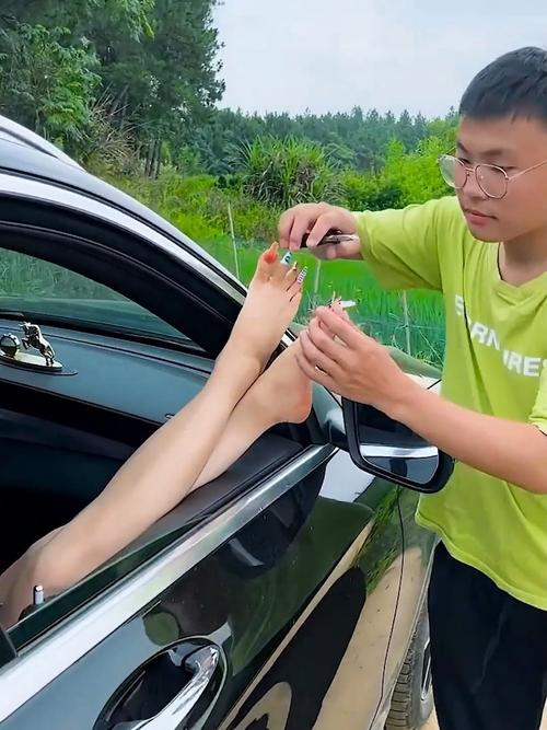 司机把脚伸窗外开车,司机把脚伸窗外开车怎么处罚