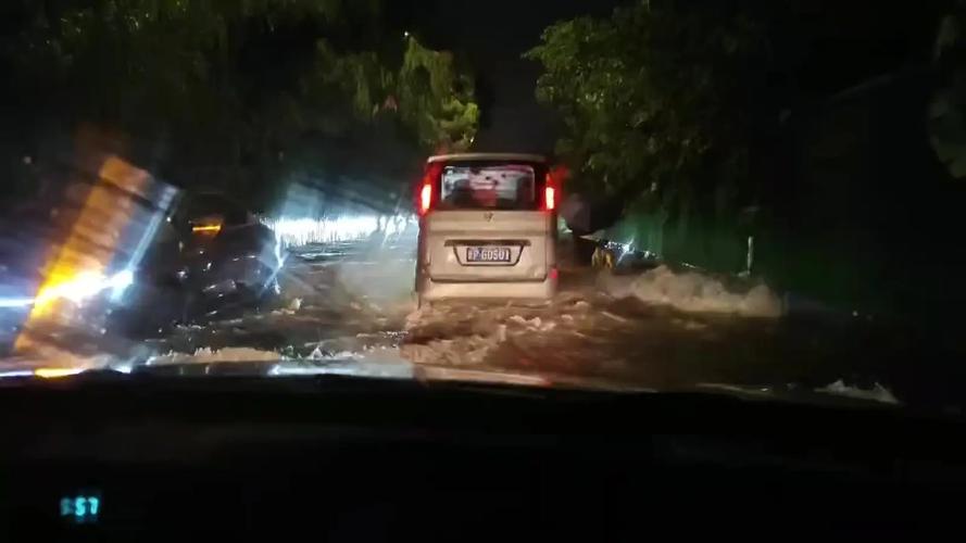 广州暴雨开车如开船,广州暴雨开车如开船的视频