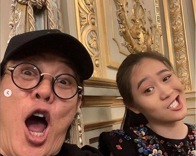 李连杰晒图炫二女儿,李连杰晒图炫二女儿：现在是眼科医生