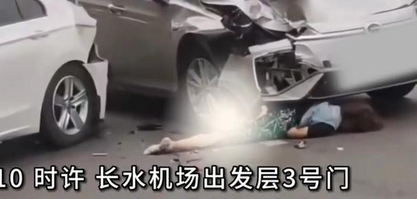 女孩被火车撞致身亡,女子被火车撞