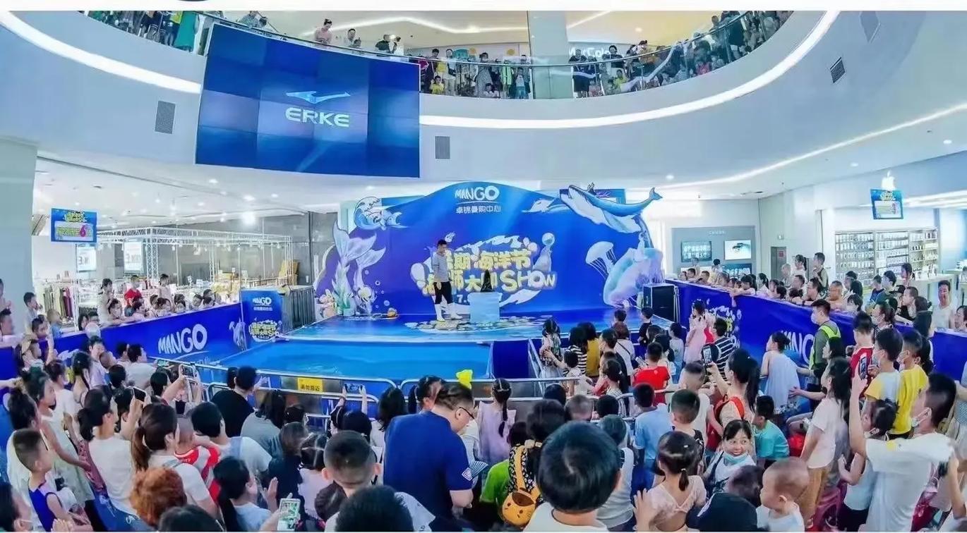 海洋馆员工脚踢海狮,海洋馆员工脚踢海狮视频